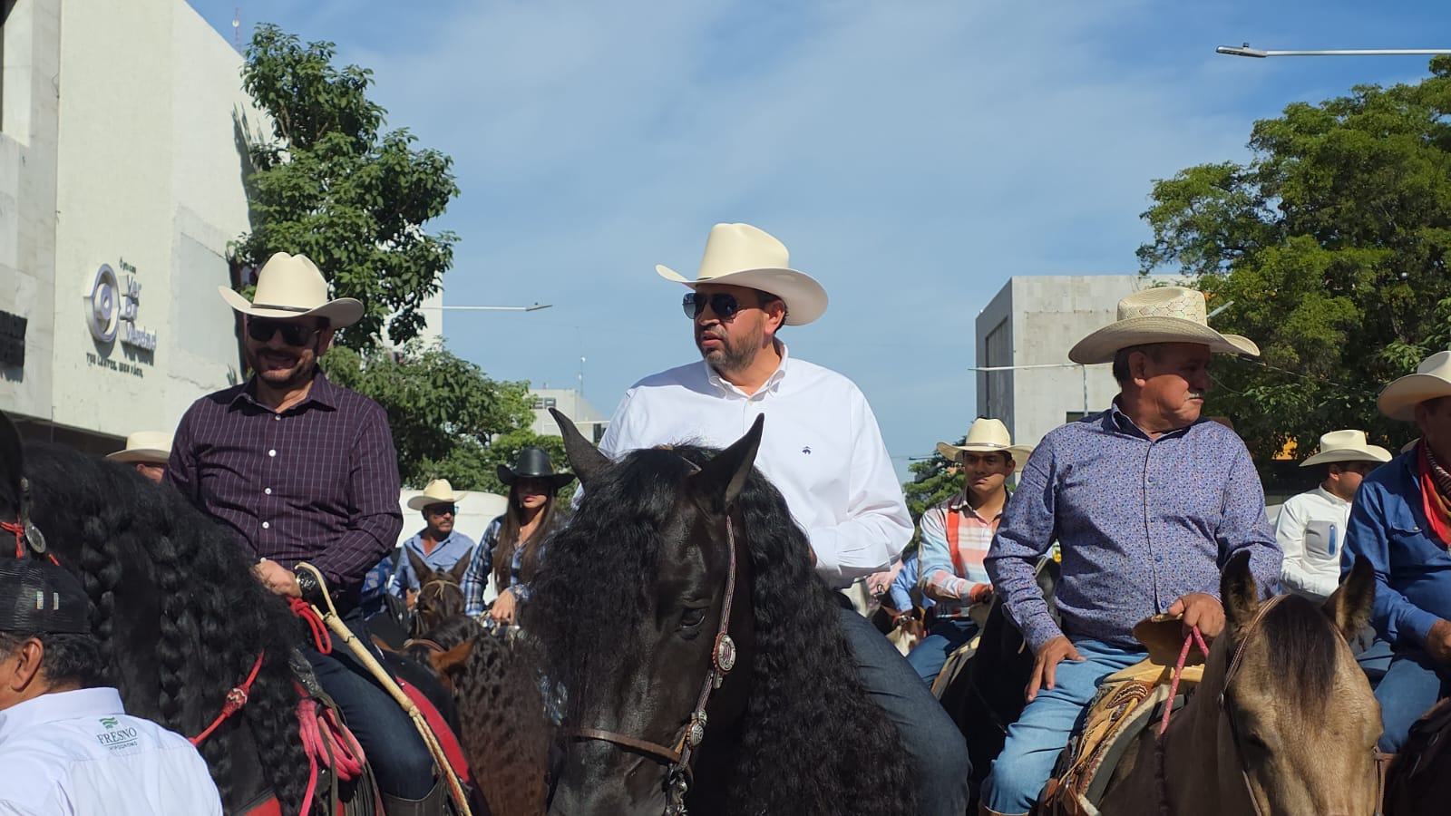 Cabalgata previo al inicio de la Feria Ganadera 2025