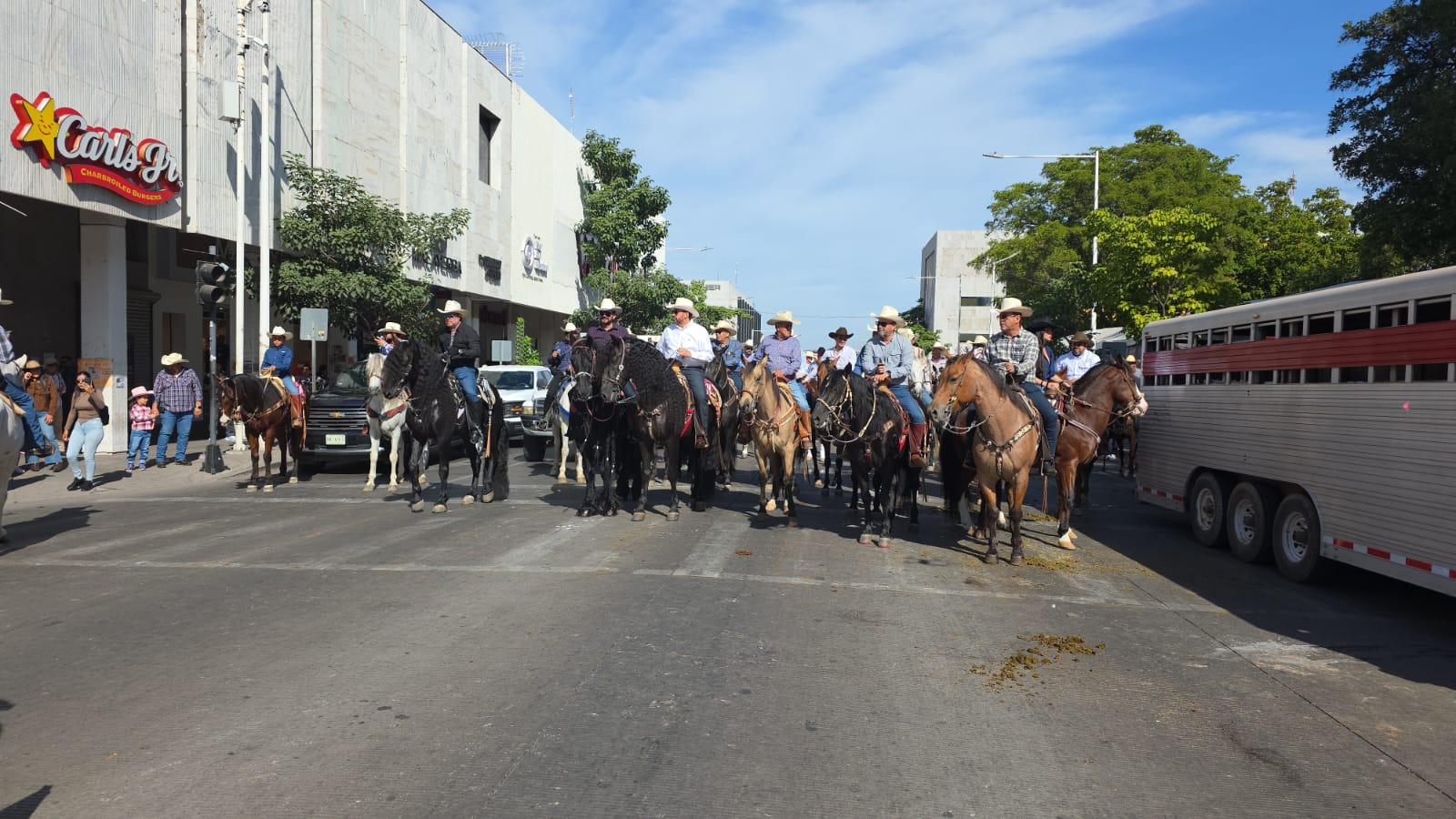 Cabalgata previo al inicio de la Feria Ganadera 2025