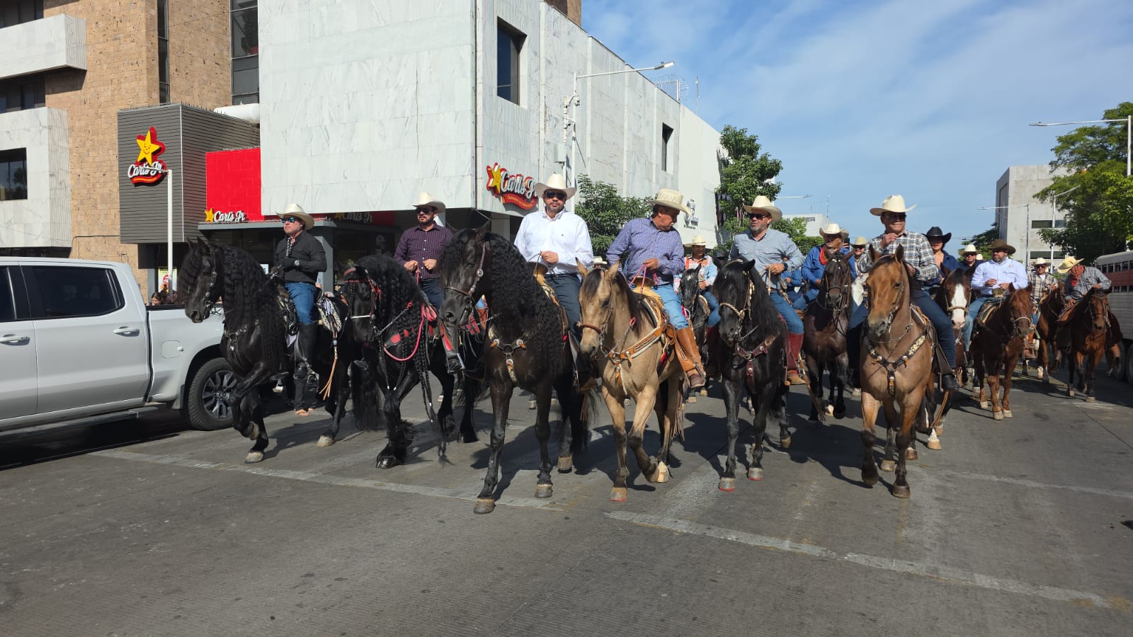Cabalgata previo al inicio de la Feria Ganadera 2025