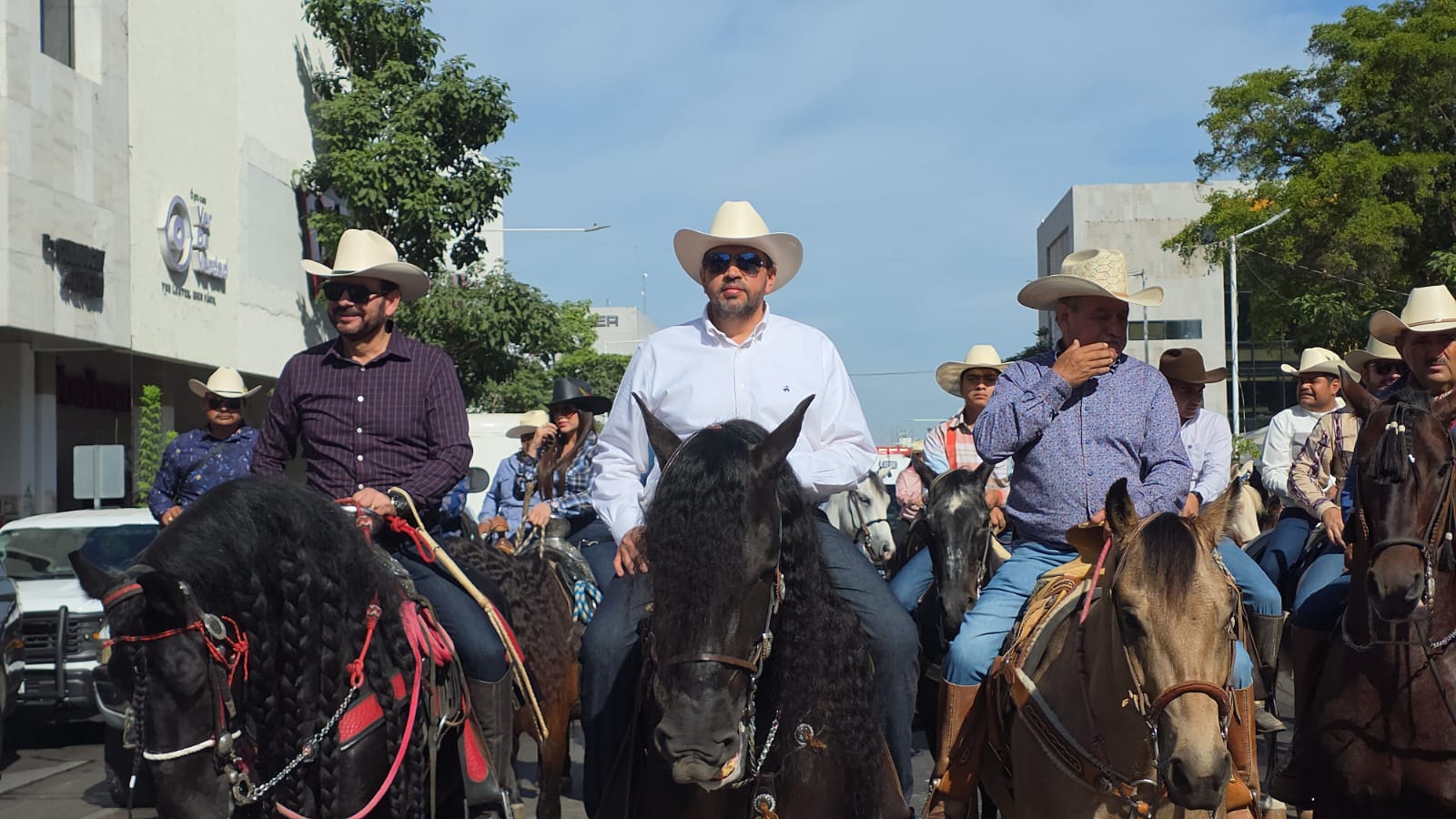 Cabalgata previo al inicio de la Feria Ganadera 2025