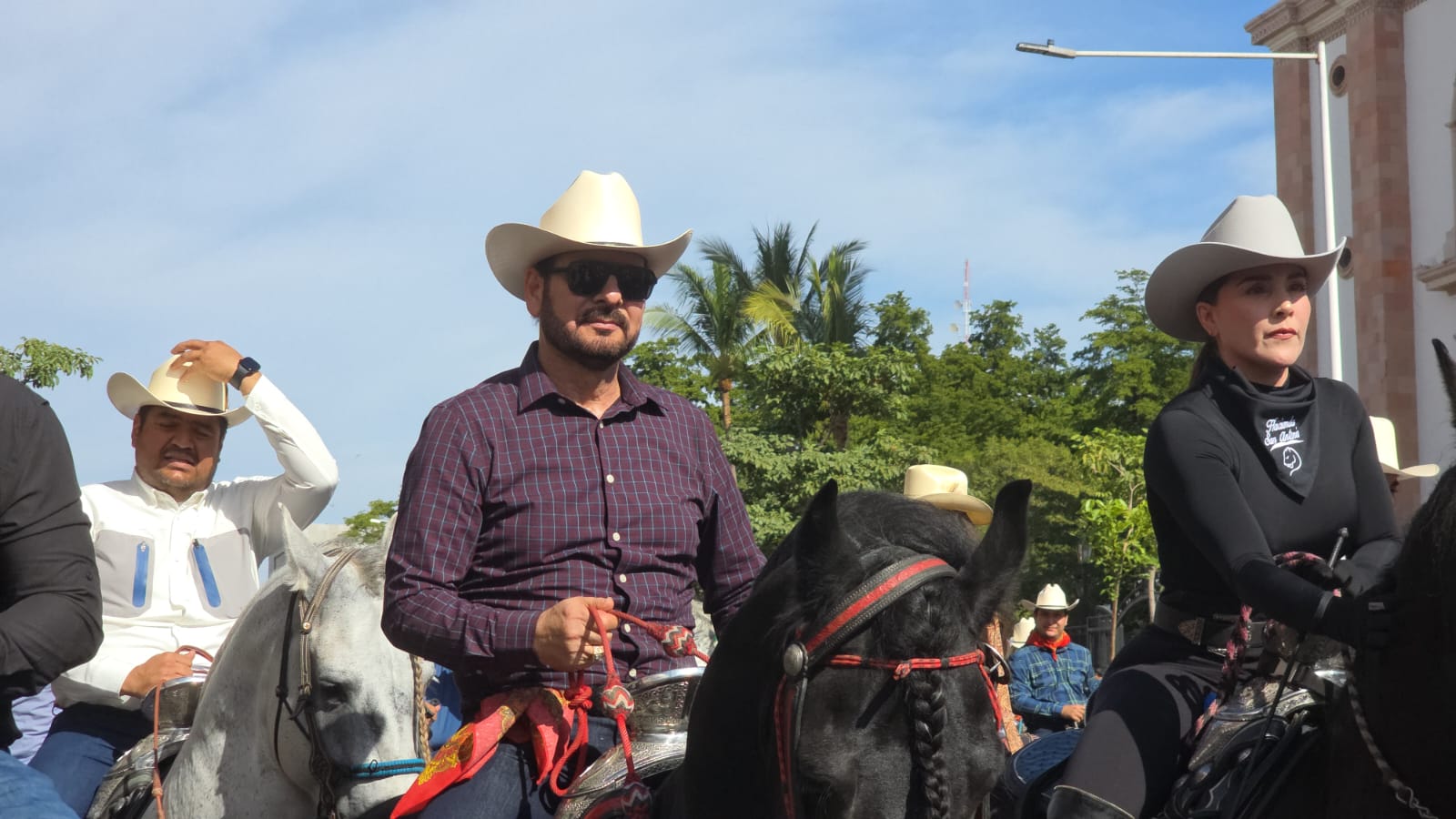 Cabalgata previo al inicio de la Feria Ganadera 2025