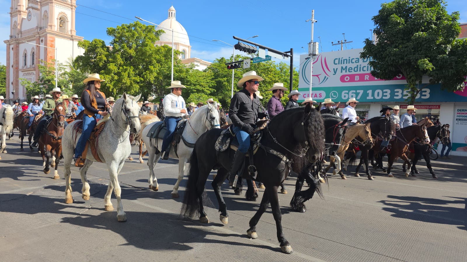 Cabalgata previo al inicio de la Feria Ganadera 2025