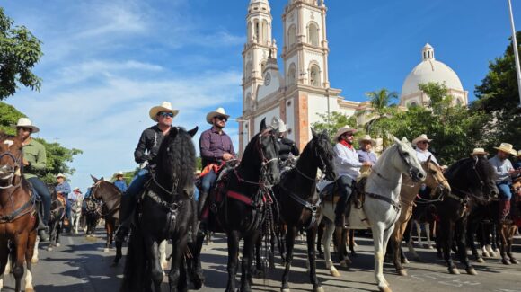 Al son de la banda y con la presencia del gobernador Rocha, se celebró la cabalgata previa a la Feria Ganadera 2025 en Culiacán