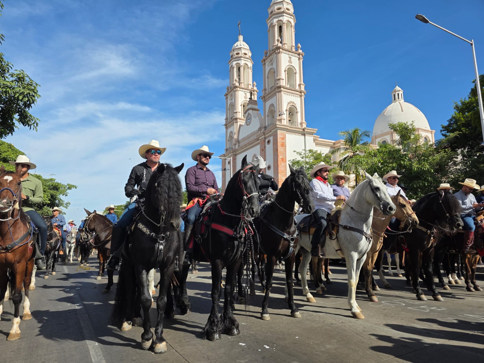 Cabalgata previo al inicio de la Feria Ganadera 2025