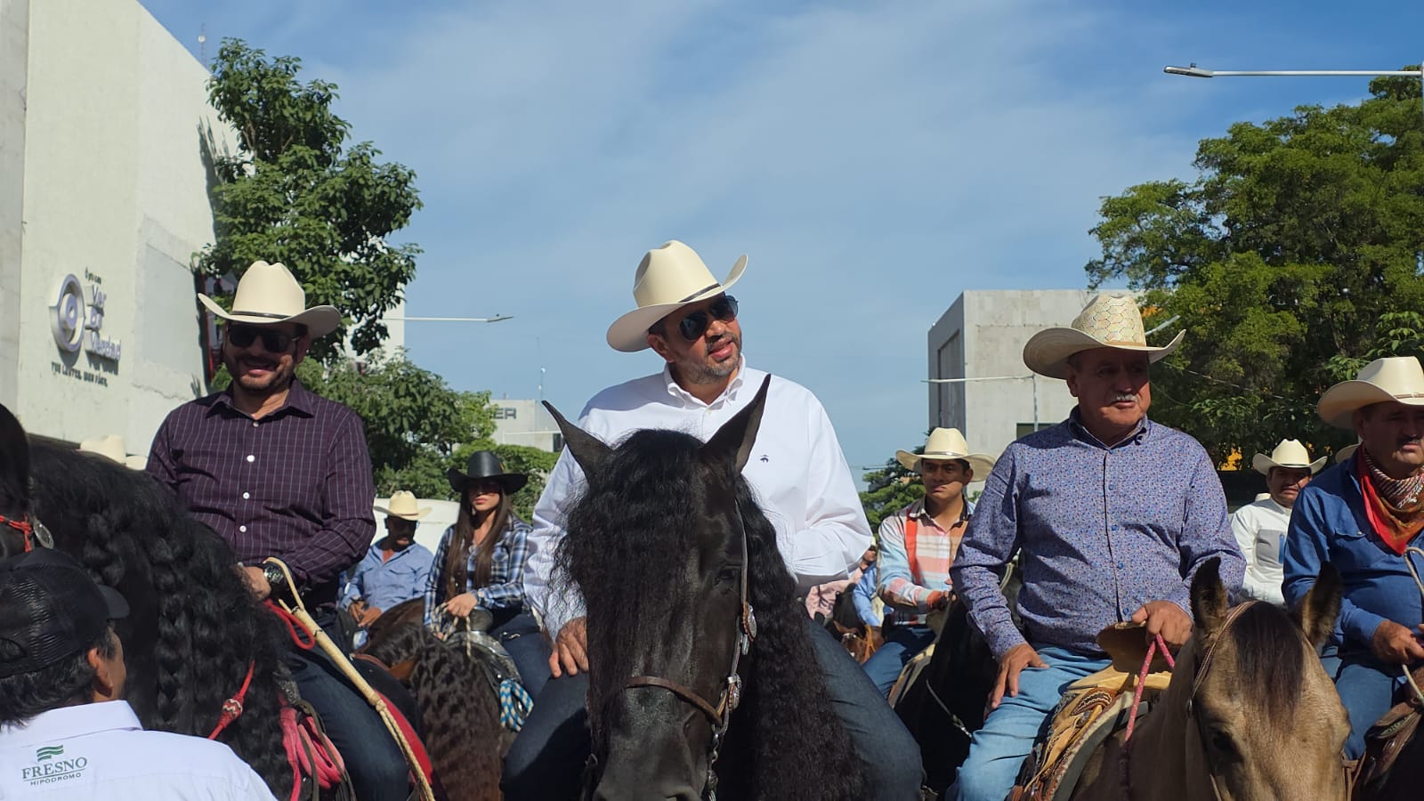 Cabalgata previo al inicio de la Feria Ganadera 2025