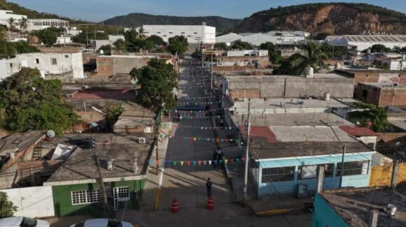 Con 4.1 mdp, entrega Estrella Palacios obra de pavimentación en la Mazatlán III, Sinaloa