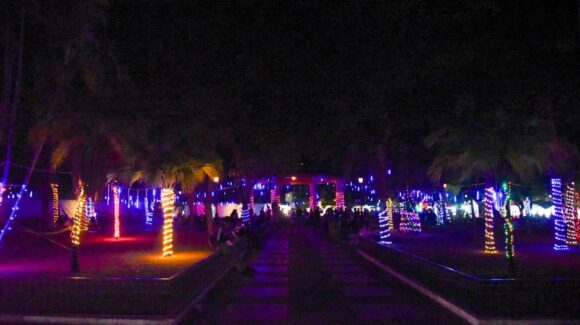 Llega el espíritu navideño a las calles de Los Mochis, con la colocación de adornos y luces
