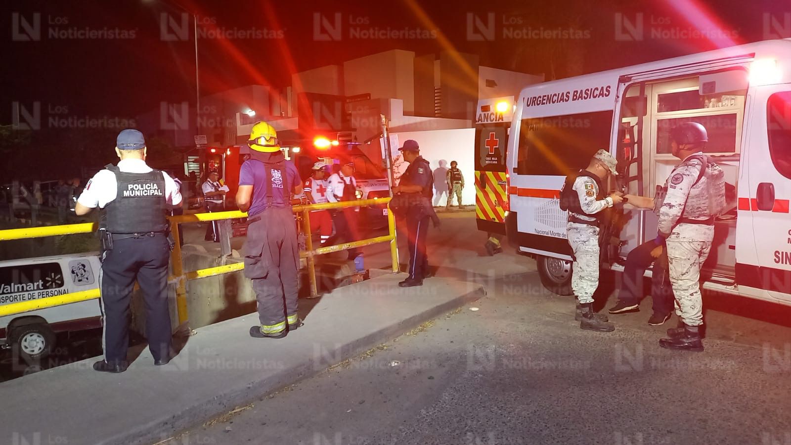 Un camión cayó a un canal de desagüe en Culiacán, Sinaloa