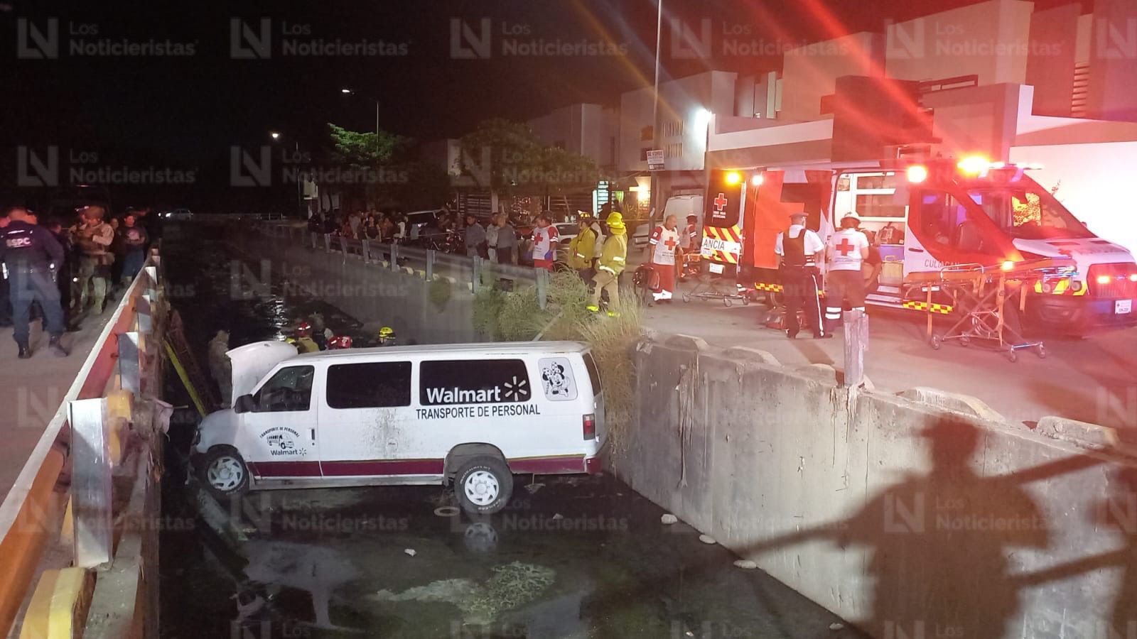 Un camión cayó a un canal de desagüe en Culiacán, Sinaloa