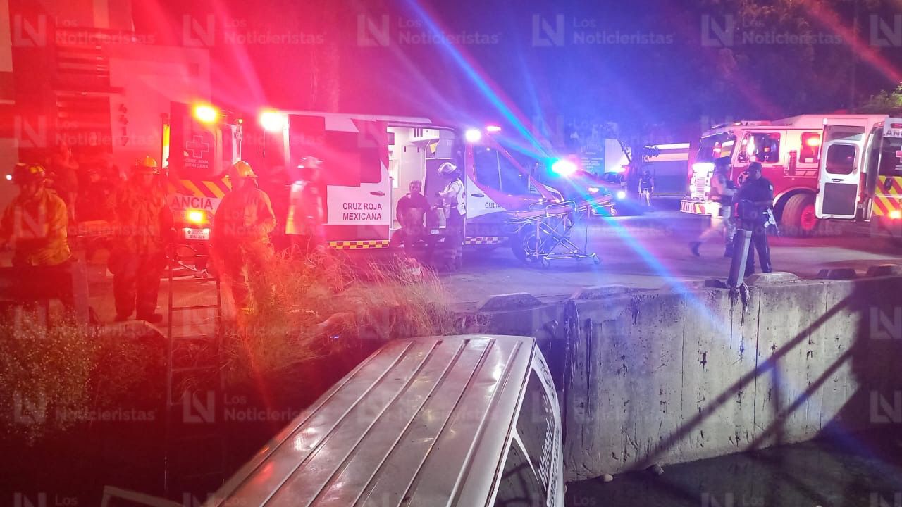 Un camión cayó a un canal de desagüe en Culiacán, Sinaloa