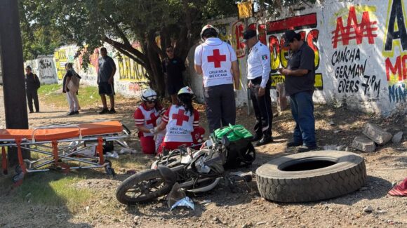 Camión urbano embiste a motociclista en Mazatlán, Sinaloa y lo deja lesionado