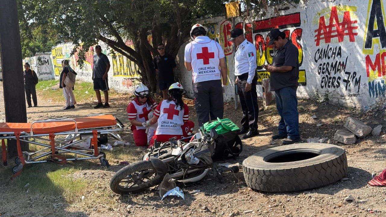 camion urbano embiste a motociclista en mazatlan sin
