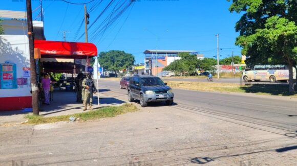 Localizan camioneta abandonada que presuntamente tenía impacto de bala en el fraccionamiento Arboledas Invies en Mazatlán, Sinaloa