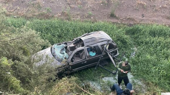 Conductor se queda dormido y cae con su camioneta a un dren en Guasave, Sinaloa