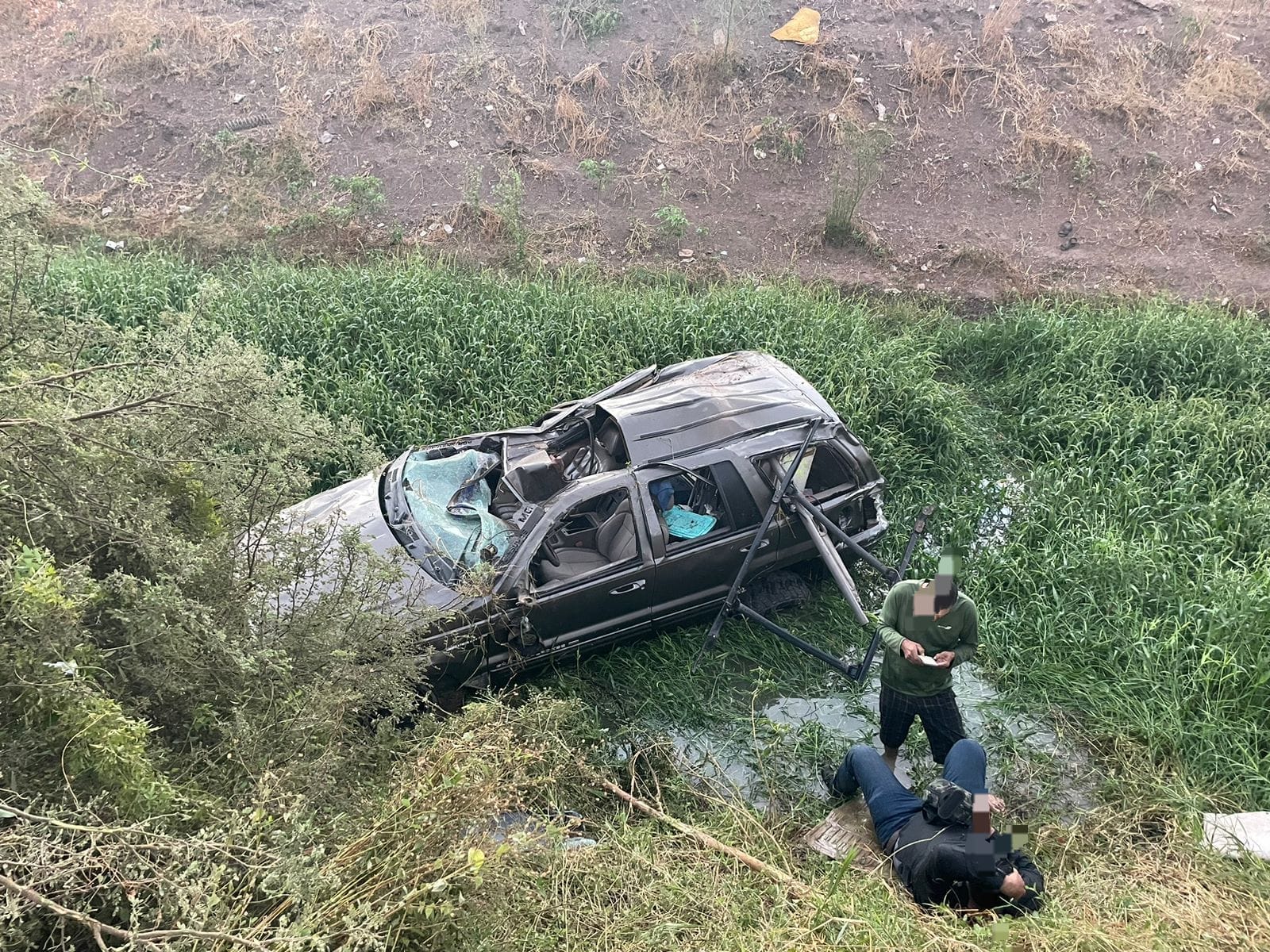 Camioneta cae a dren en Guasave, Sinaloa