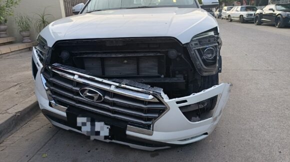 Camioneta estacionada resulta dañada tras choque, en Guasave, Sinaloa; conductor de dompe huye del lugar