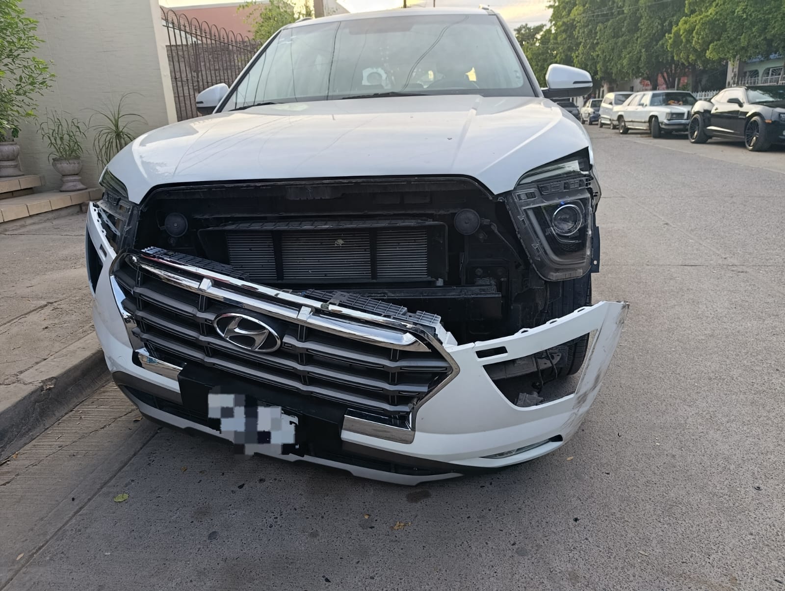 Camioneta dañada tras choque en Guasave