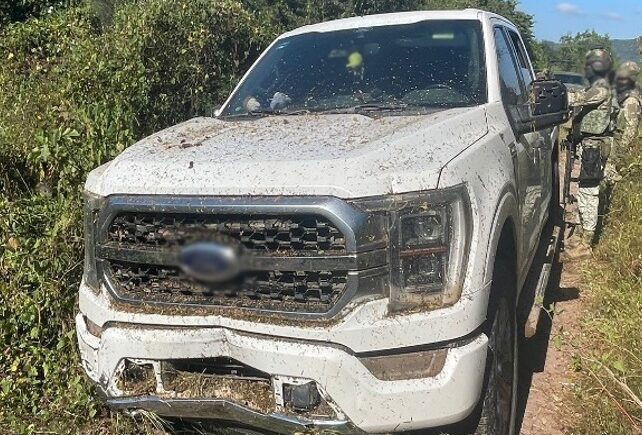 Camioneta asegurada tras enfrentamiento en El Rosario, Sinaloa