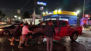 Se incendia camioneta en la colonia Toledo Corro de la ciudad de Los Mochis