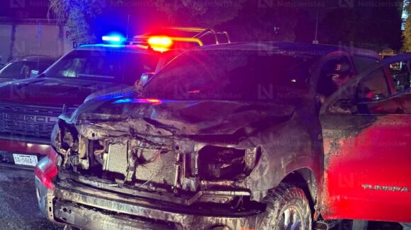 Se incendia camioneta en la colonia Toledo Corro de la ciudad de Los Mochis, Sinaloa