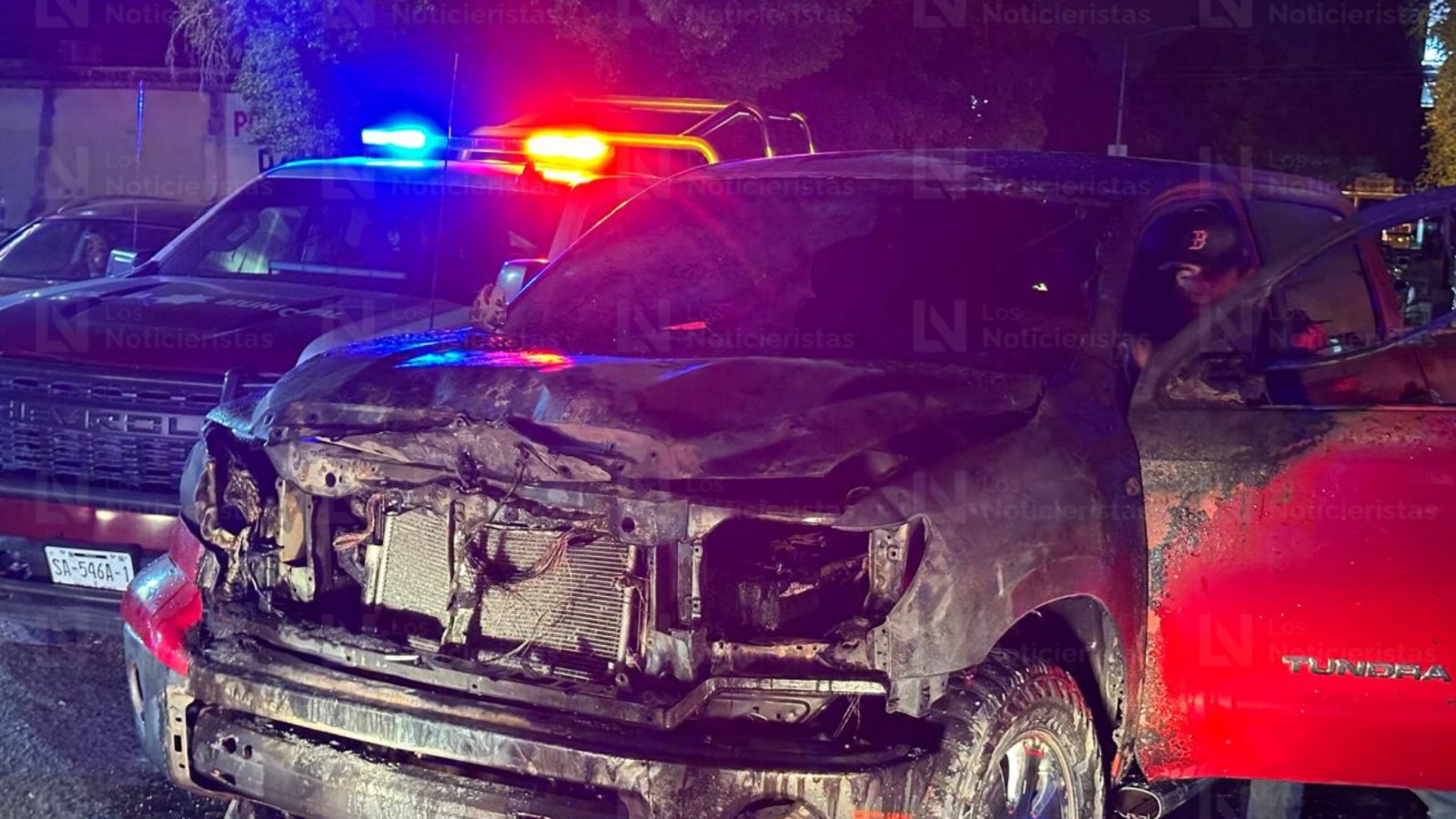 Se incendia camioneta en la colonia Toledo Corro de la ciudad de Los Mochis