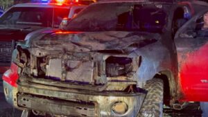 Se incendia camioneta en la colonia Toledo Corro de la ciudad de Los Mochis