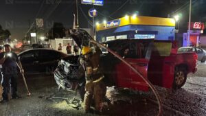 Se incendia camioneta en la colonia Toledo Corro de la ciudad de Los Mochis