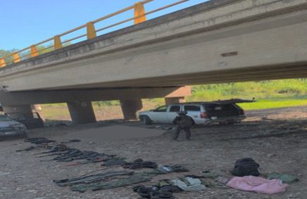 camioneta y armamento decomisado en enfrentamiento la brecha