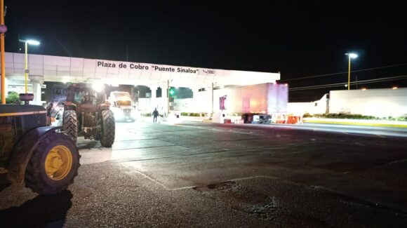 ¡Cuarta noche en la caseta! Campesinos mantendrán liberación de Cuatro Caminos hasta el viernes, en Guasave, Sinaloa