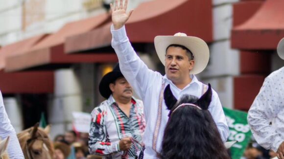 Arrestan a siete escoltas del alcalde de Uruapan, Carlos Manzo