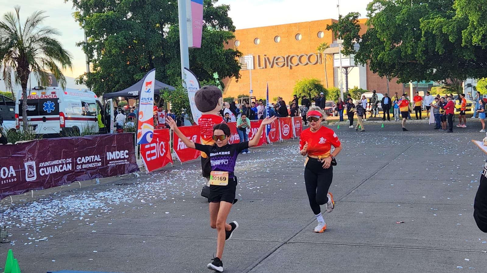 Carrera Valdez Baluarte "50 años creciendo a tu lado" en Culiacán