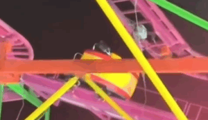 Jóvenes se quedan atorados en juego mecánico en feria de Los Mochis