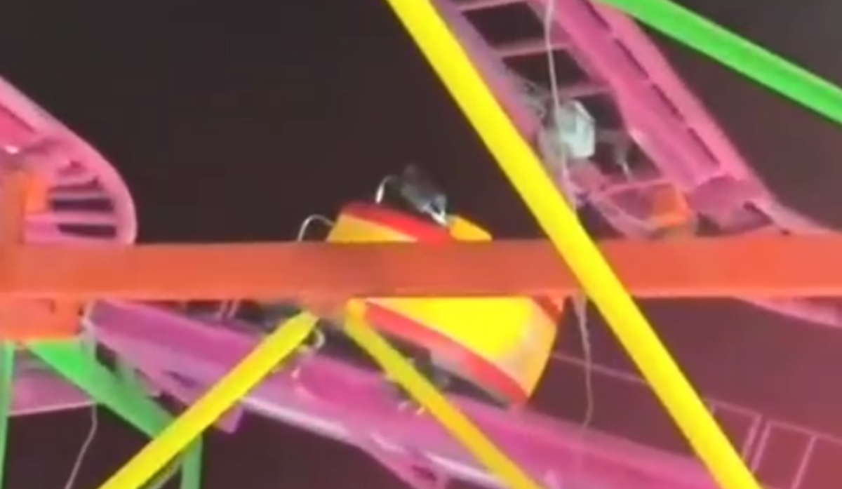 Jóvenes se quedan atorados en juego mecánico en feria de Los Mochis