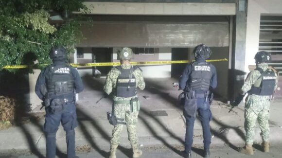 Aseguran 147 paquetes de cristal encintados y cartuchos útiles en domicilio de Urbivilla del Cedro en Culiacán, Sinaloa