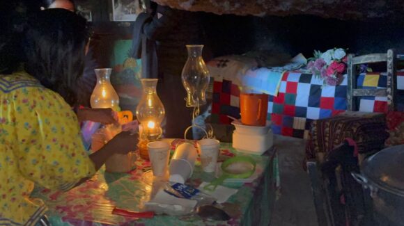 Tarahumaras de la sierra de Chihuahua abren su hogar al mundo; viven en cuevas y preservan su identidad
