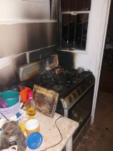 Casa dañada tras explosión en Mazatlán