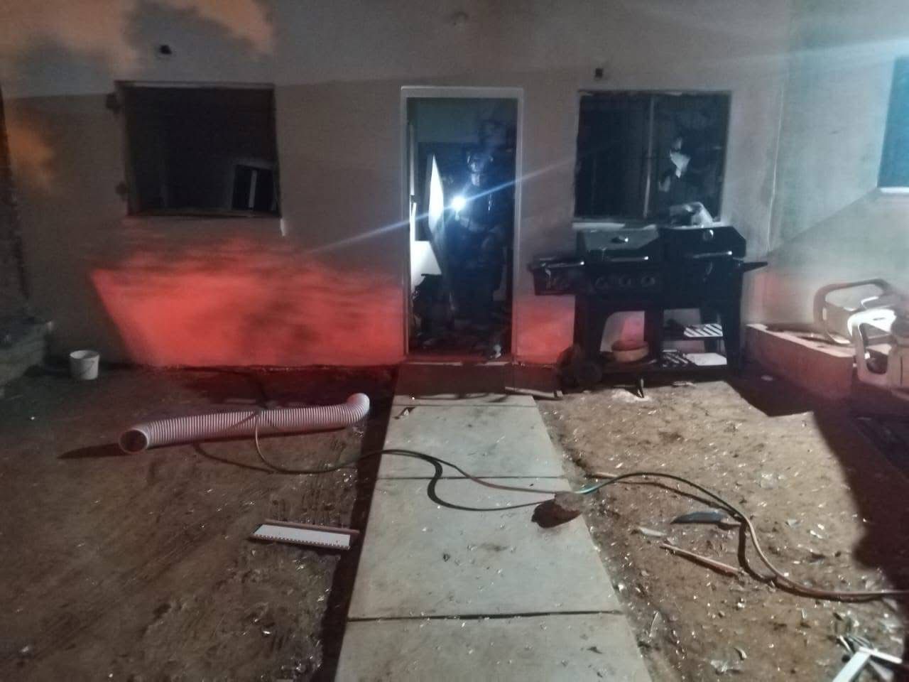 Casa dañada tras explosión en Mazatlán