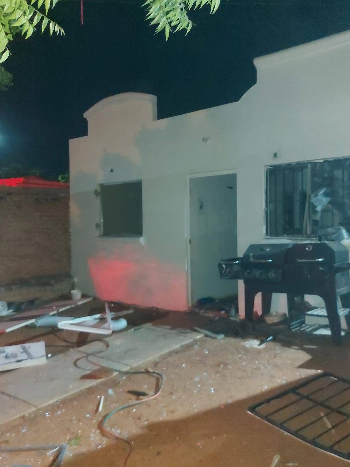 Casa dañada tras explosión en Mazatlán