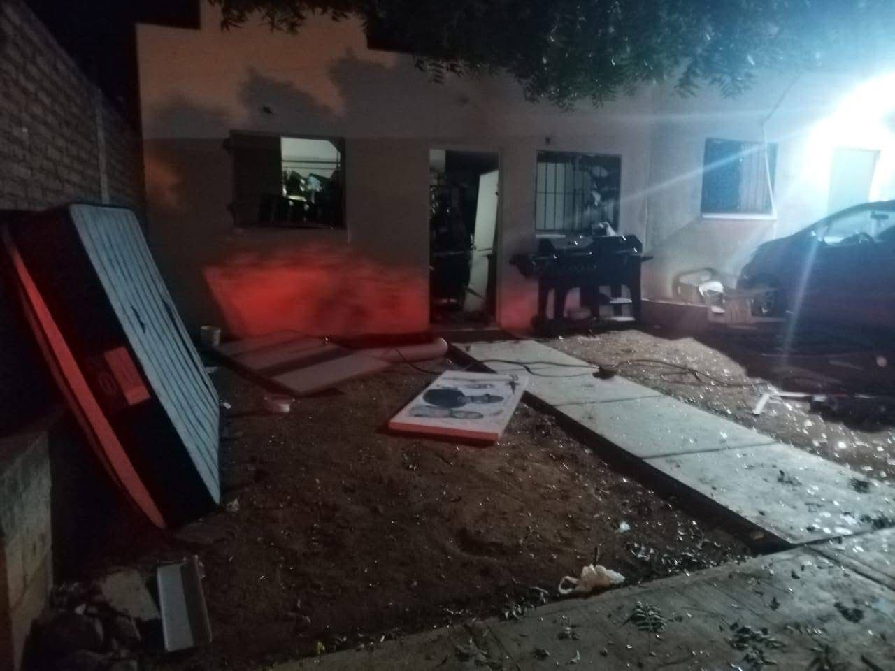 Casa dañada tras explosión en Mazatlán