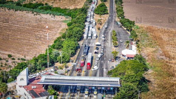 Vehículos personales, sí; transporte de carga, no: continúan bloqueo de caseta de Costa Rica, en Culiacán