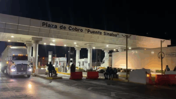 Pase libre en la caseta de Cuatro Caminos, Guasave, Sinaloa; productores brindan desfogue vehicular por tercera vez en el día a transportistas