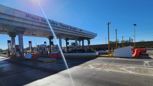 Con paso libre, amenaza de nuevo bloqueo y pescado frito de desayuno se vive el segundo día en la Caseta de Cuatro Caminos, Guasave, Sinaloa