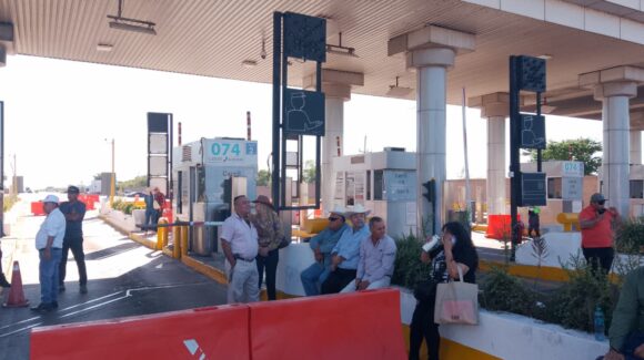 Así inicia el bloqueo por el Paro Nacional de Productores y Transportistas, desde Cuatro Caminos en Guasave, Sinaloa