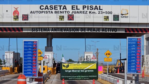 ¡Por tiempo indefinido! Caseta El Pisal, Navolato está bloqueada por productores agrícolas; solo hay paso a ambulancias y autobuses