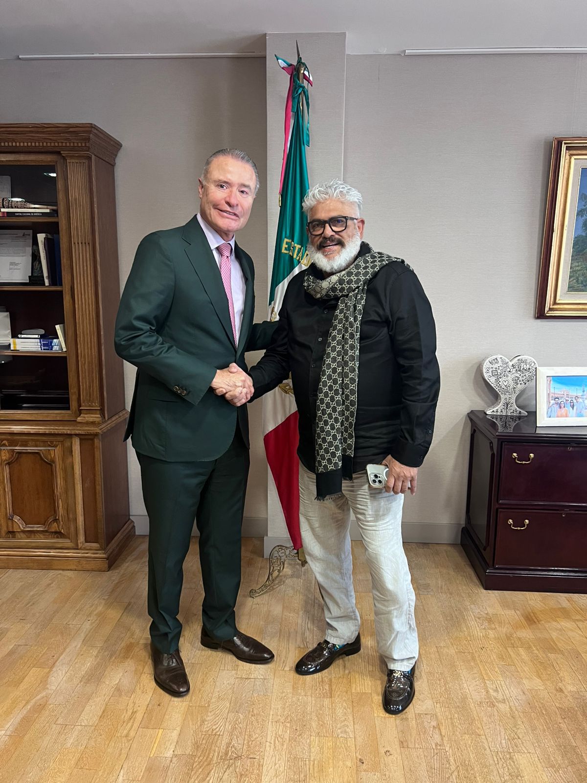 Recibe Quirino Ordaz en España a Casimiro Zamudio de Su Majestad Mi Banda El Mexicano