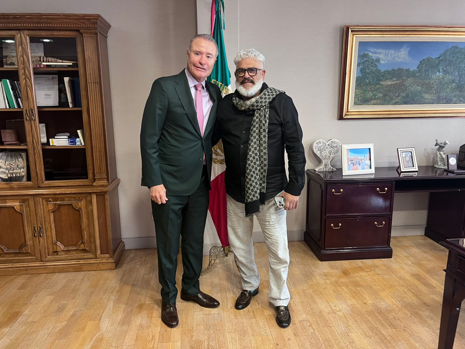 Recibe Quirino Ordaz en España a Casimiro Zamudio de Su Majestad Mi Banda El Mexicano