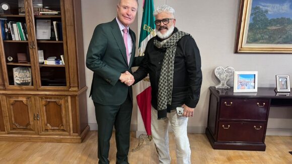 Recibe Quirino Ordaz en España a Casimiro Zamudio de Su Majestad Mi Banda El Mexicano