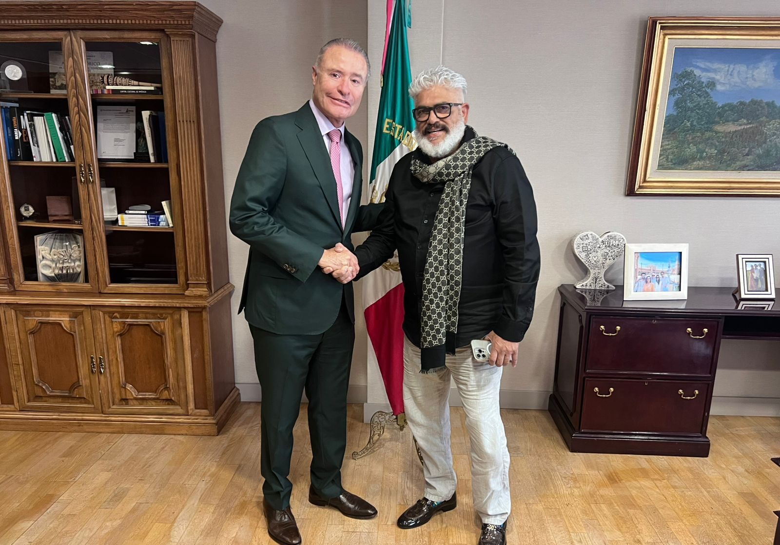 Recibe Quirino Ordaz en España a Casimiro Zamudio de Su Majestad Mi Banda El Mexicano