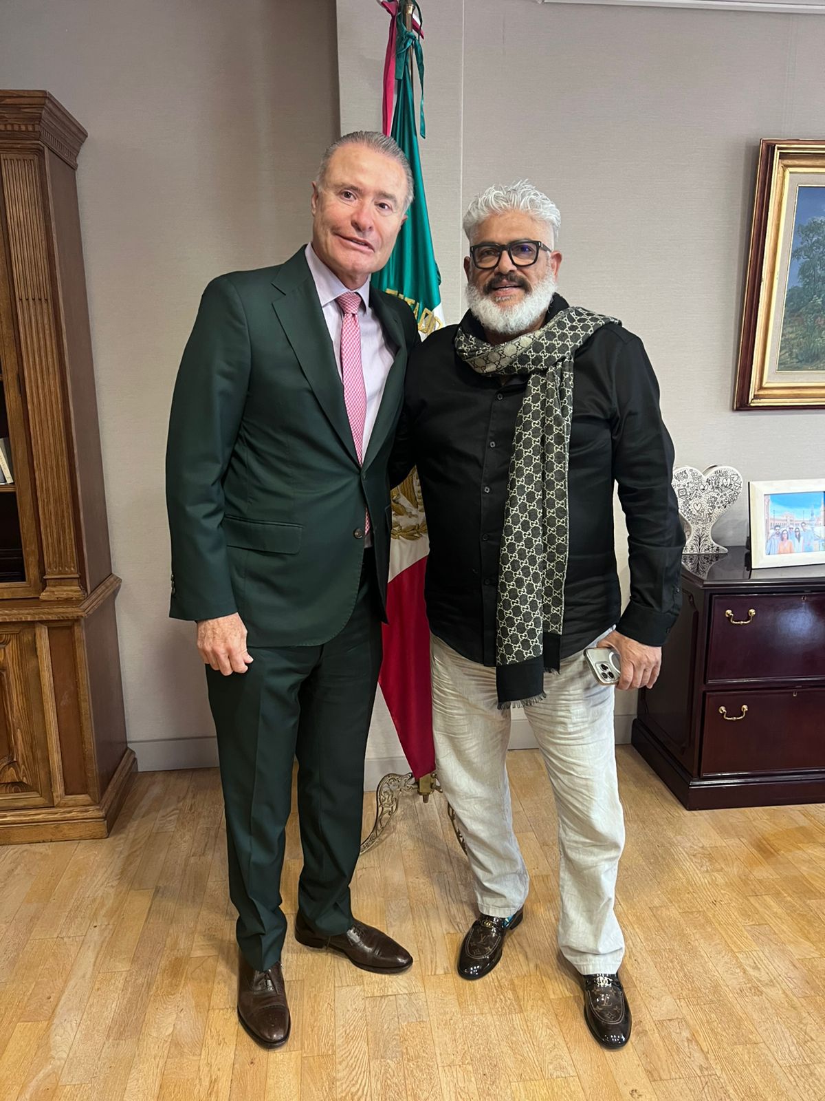 Recibe Quirino Ordaz en España a Casimiro Zamudio de Su Majestad Mi Banda El Mexicano