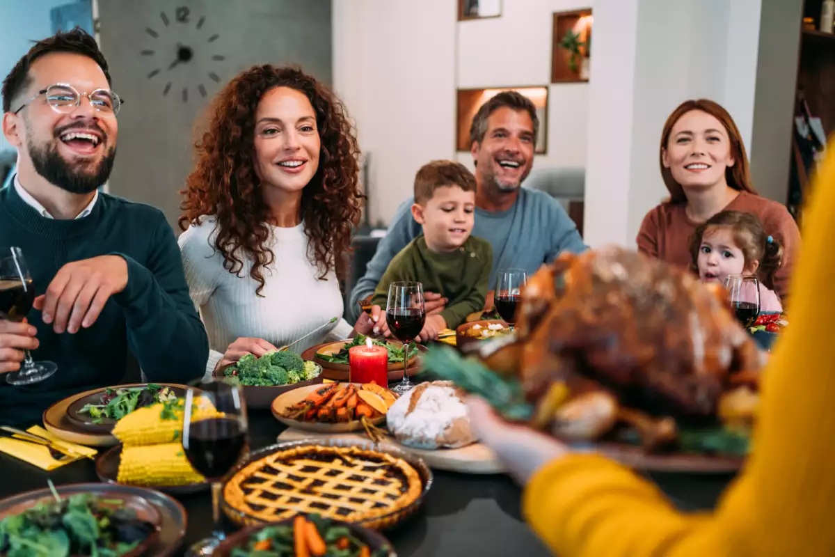 Familia reunida en la mesa por el Día de Acción de Gracias